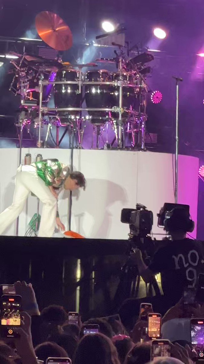 Harry on stage with the Irish flag at Slane Castle in Slane, Ireland - 10 June (via beth 💋)