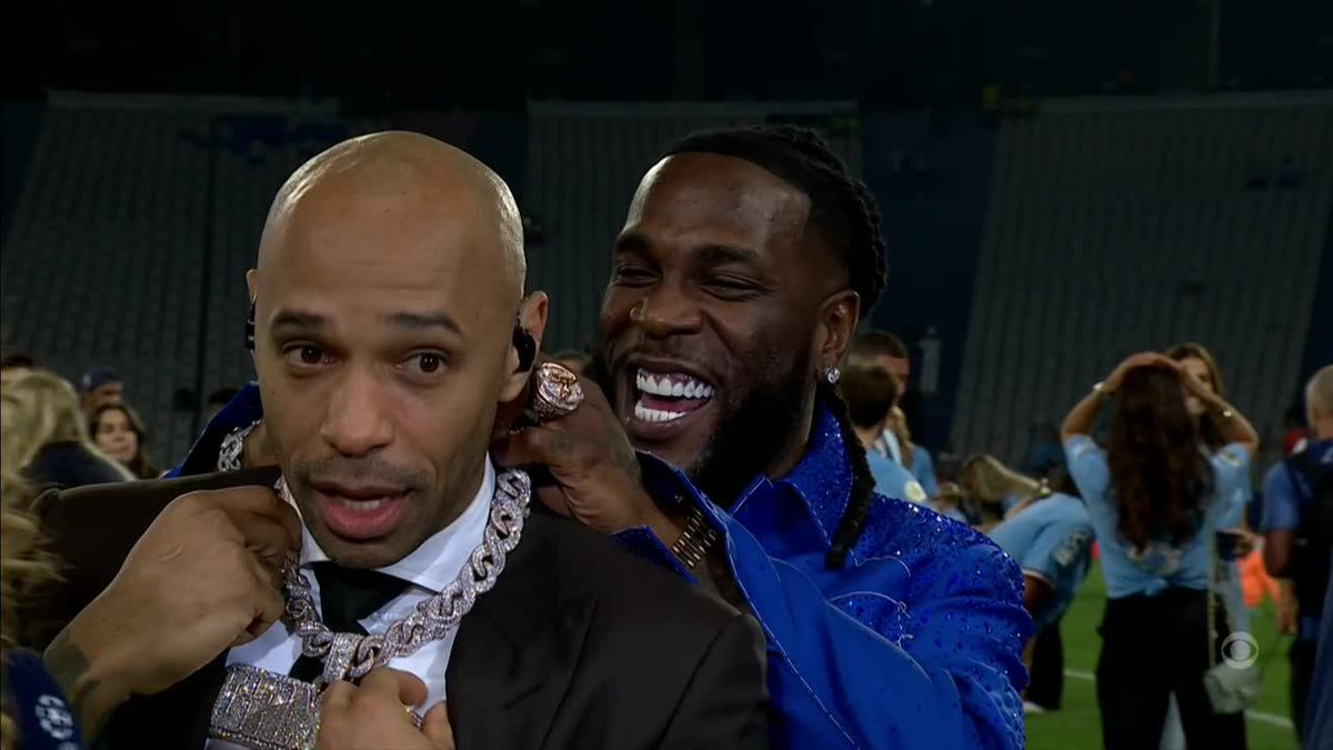 "You need rhythm!" Burna Boy puts on a special concert for Thierry, @Kate_Abdo, @micahrichards, @carra23 and Peter Schmeichel and fulfills a life dream by giving his chain to Titi. 🇳🇬 🦅