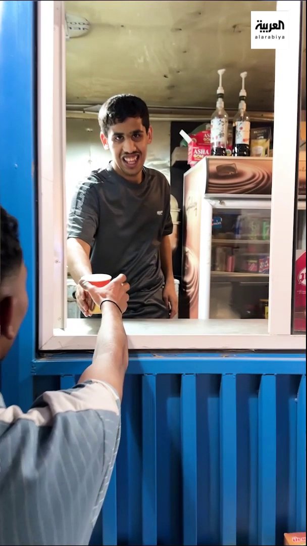 بطريقة رائعة ومميزة .. شاهد .. "أب" في تبوك استطاع إخراج ابنه من عُزْلَة التوحد والصمت بالتجارة والعمل. -