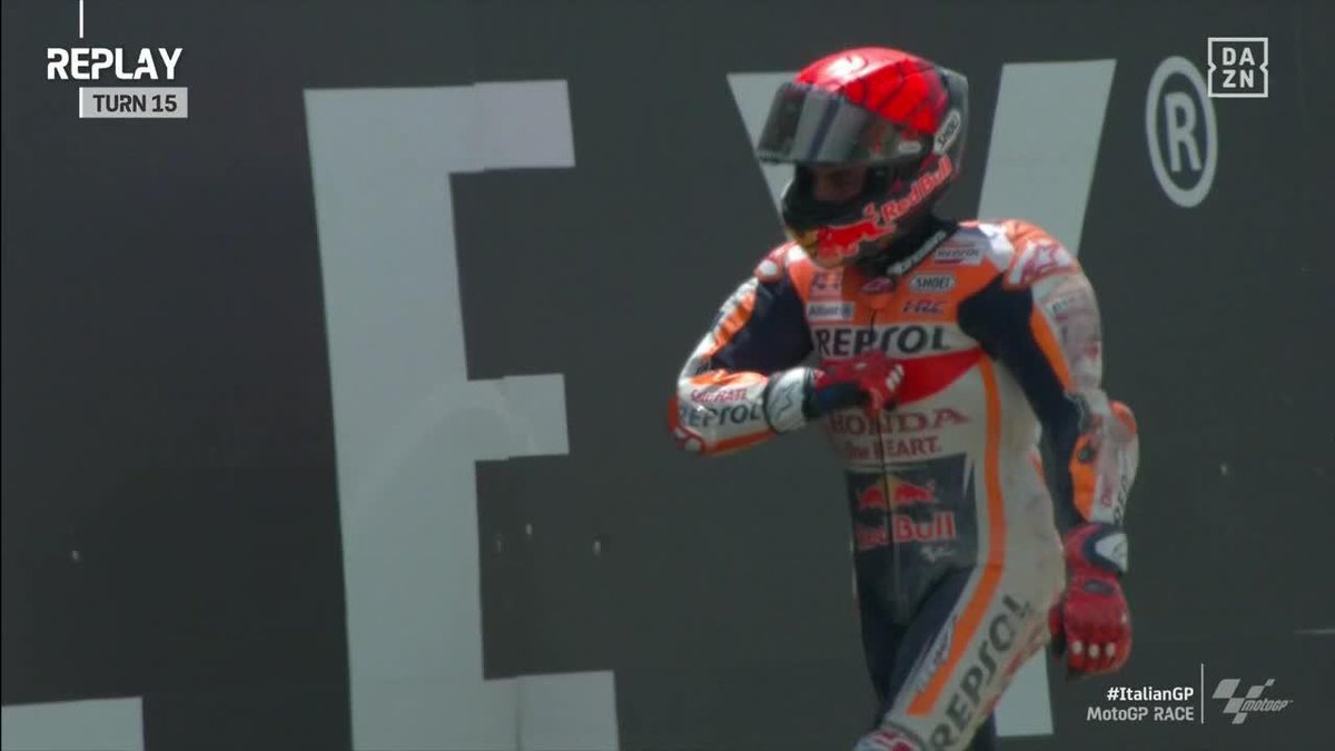 ¡SE VA AL SUELO MARC MÁRQUEZ! 😔 Buscaba el podio, rodeado de las Ducati, pero se fue largo y no pudo evitar la caída 😰 Marc Márquez no ha puntuado en ninguna carrera larga en 2023 y sus gestos lo dicen todo #ItalianGP 🇮🇹 #MotoGP 🏁