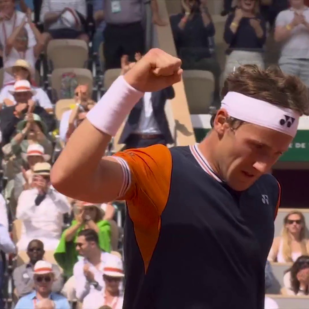 𝘼 𝙩𝙬𝙚𝙚𝙣𝙚𝙧 𝙞𝙣 𝙩𝙝𝙚 𝙛𝙞𝙣𝙖𝙡! Court Philippe-Chatrier gave Casper Ruud a standing ovation for this 𝙨𝙩𝙪𝙣𝙣𝙚𝙧 of a point! 👏 #RolandGarros