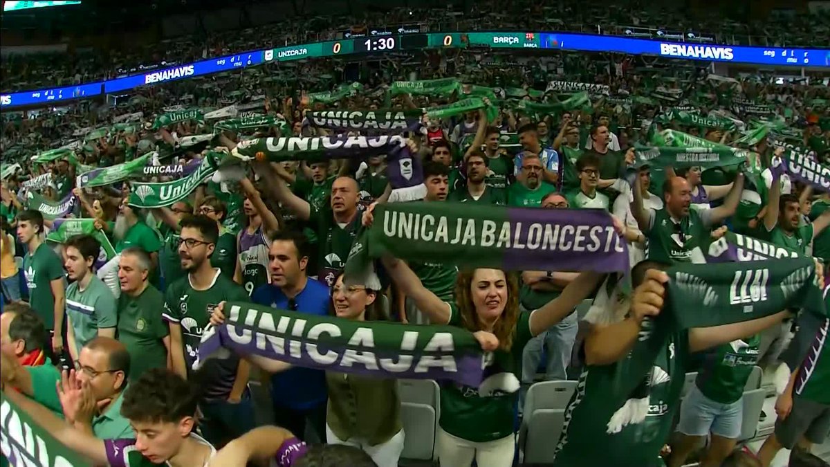 "SIEMPRE TE LLEVO CONMIGO, SIEMPRE SERÉ TU BANDERA, NO JUEGAS SÓLO SI YO ESTOY AQUÍ, PORQUE VUELA EL CARPENA, Y MÁLAGA SUEÑA, UNICAJA YO VIVO POR TI". Piel de gallina ✨ 📺 Vamos | UnicajaCB #PlayoffLigaEndesa #ListosParaRomperla