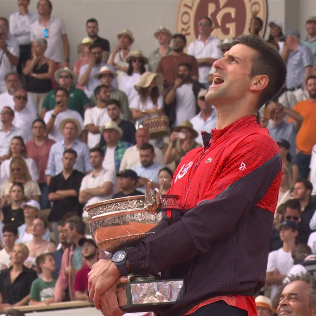 𝘽𝙤𝙯𝙚 𝙥𝙧𝙖𝙫𝙙𝙚 🎶 Court Philippe-Chatrier hear the Serbian national anthem for a third time 🧡🇷🇸 #RolandGarros | Novak Djokovic