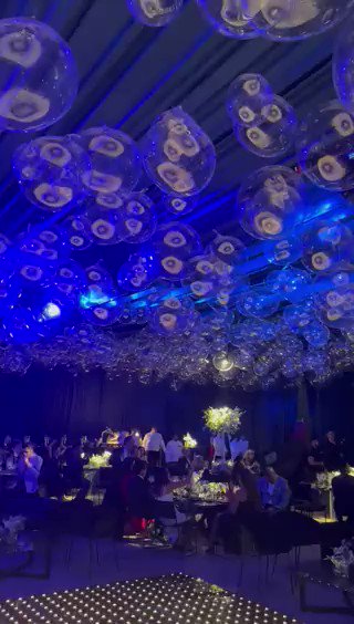 AMLO predica a su familia en general, a sus hijos y a sus amigos la sana medianía o la vida franciscana. Nadie le hace caso, ni él mismo se hace caso porque hasta en un palacio vive. Aquí la fiesta de quince años de la hija de Mario Delgado Mario Delgado. Fastuosa. Y la verdad, qué bueno. El punto es la enorme hipocresía entre el llamado a la vida franciscana para el pueblo y la vida opulenta de sus voceros.