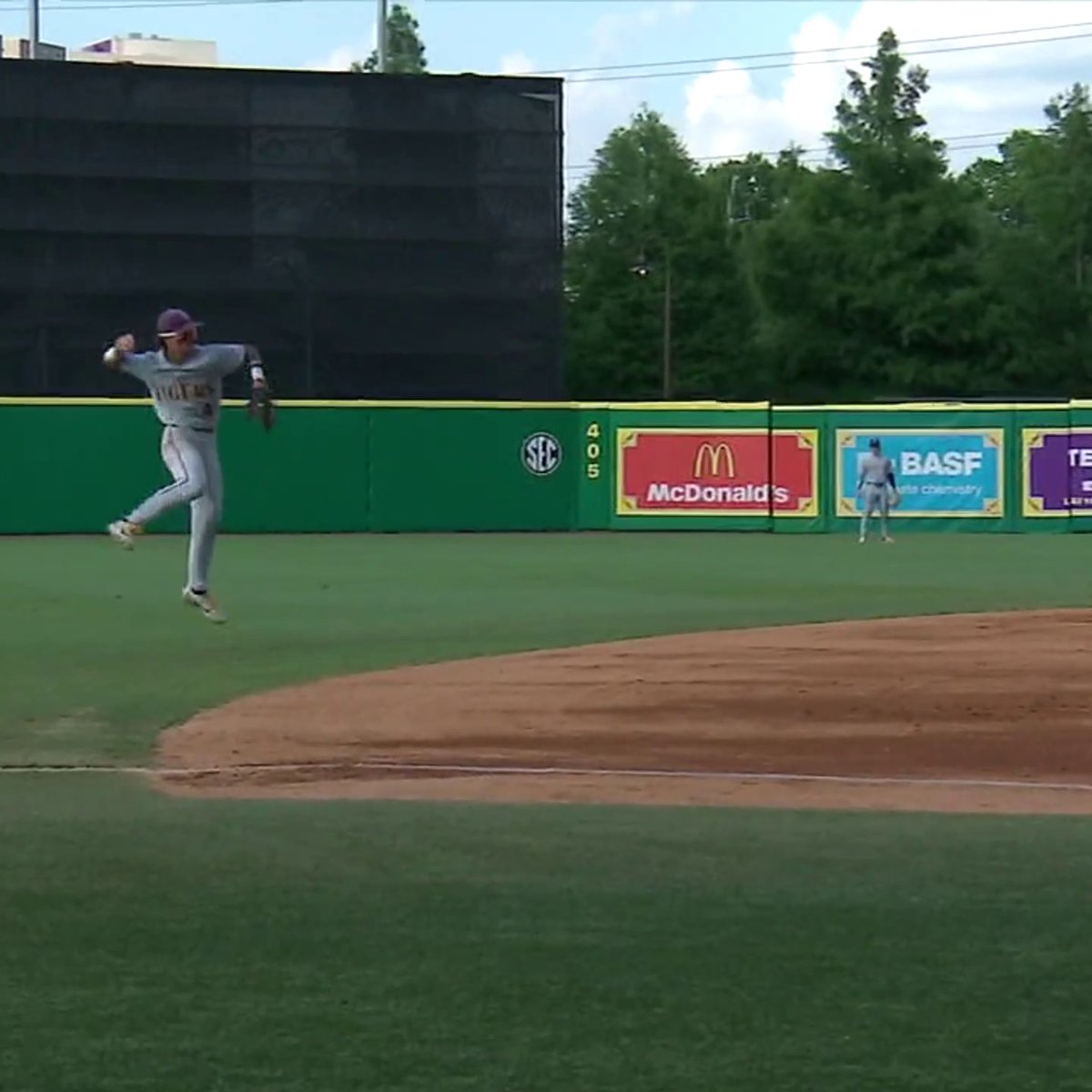 JORDAN THOMPSON PUTTING ON A GLOVE SHOW 🤯 LSU Baseball