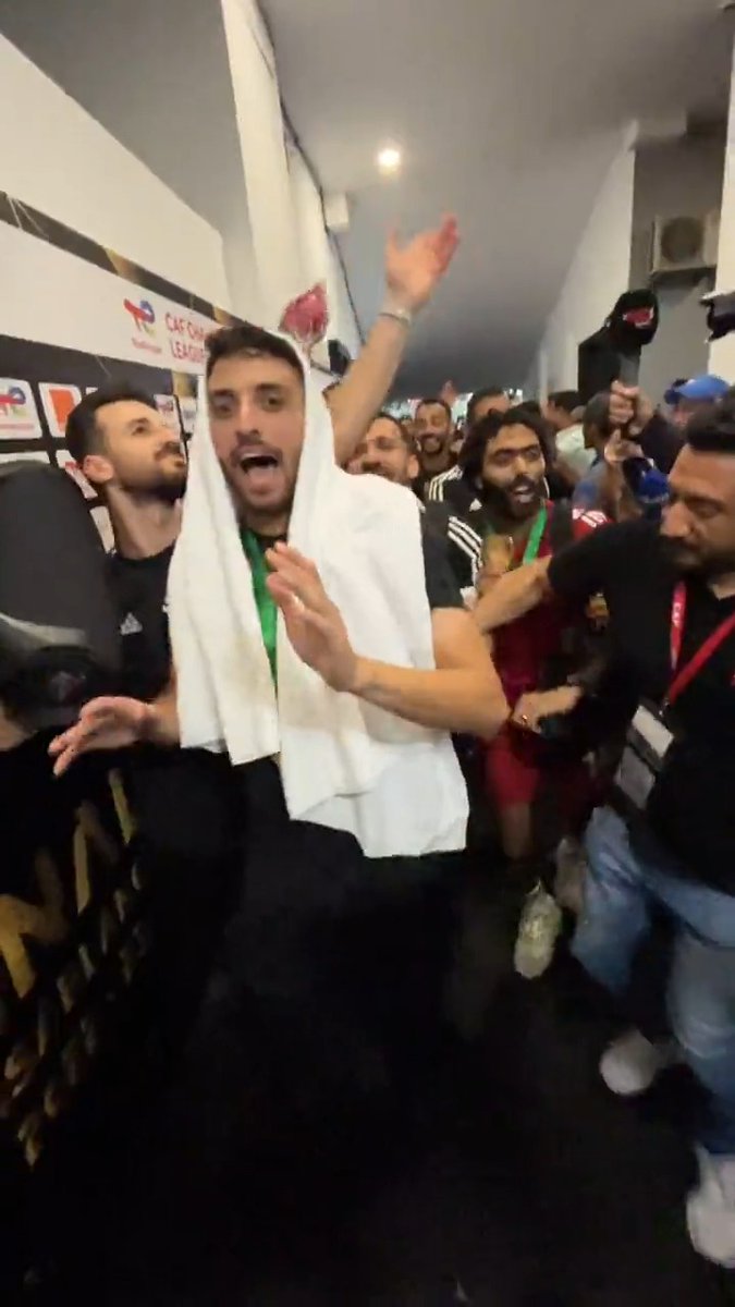طاهر ومتولى DJ. 😅 لاعبو الأهلي لديهم مهنة جديدة الآن. 🎧 #TotalEnergiesCAFCL | ‏النادي الأهلي