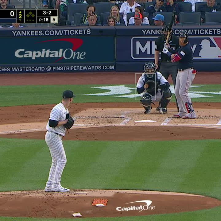 Justin Turner gets the party started in the Bronx 💥 📺 ESPN
