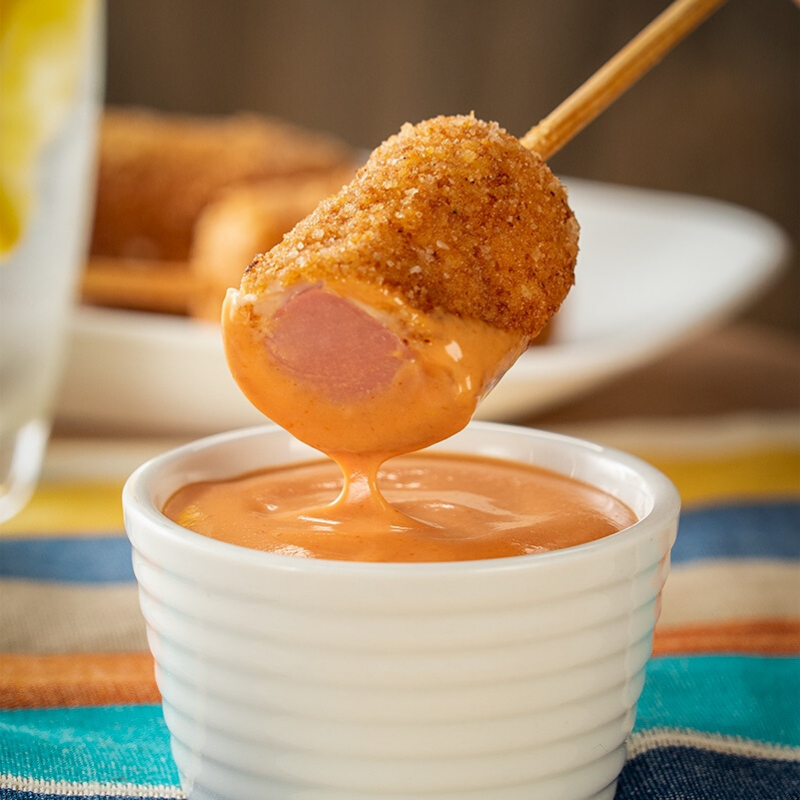 Prueba estas banderillas de salchicha con queso manchego, ¡son ideales para el antojo! Receta 👉
