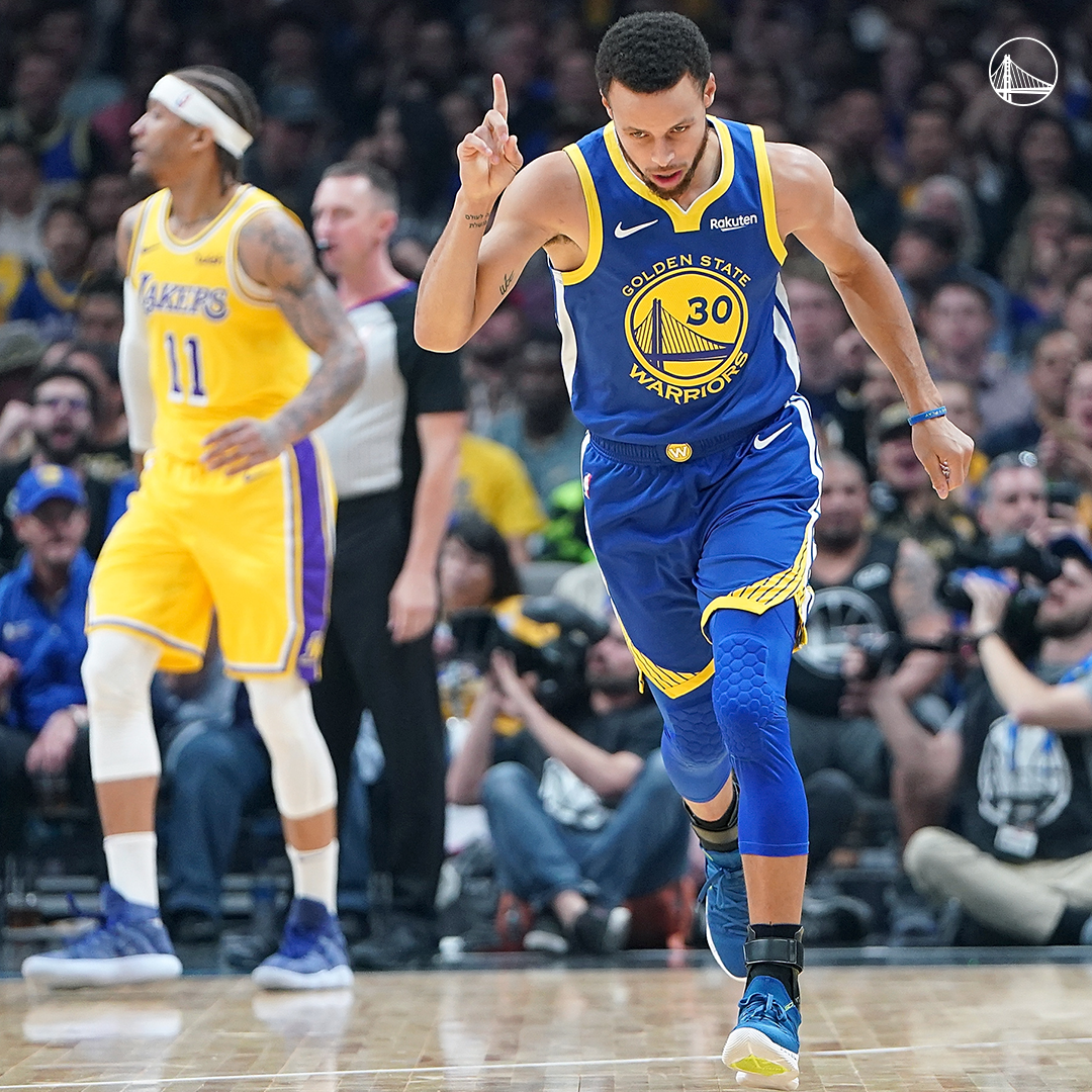 Steph Curry no-look 3’s 🐐☔️