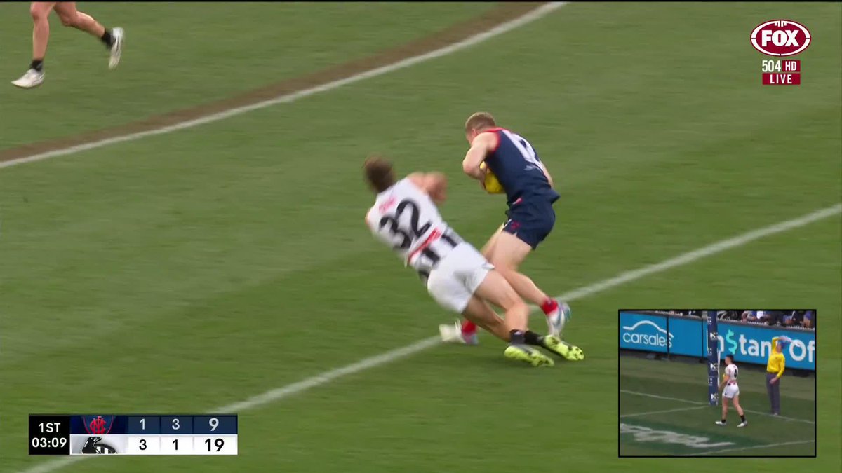 WHAT. A. BUMP. Lachie Hunter absolutely cleaned up Will Hoskin-Elliott! 🤯 📺 Watch #AFLDeesPies LIVE on ch. 504 or stream on Kayo: ✍️ BLOG 🔢 MATCH CENTRE
