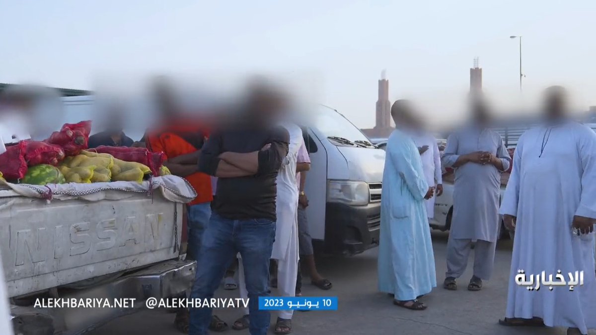 خلال مداهمة وقت الفجر .. شاهد .. تضييق الخناق على تكتلات وعصابات وافدة تقود سوق الخضار في الرياض . -