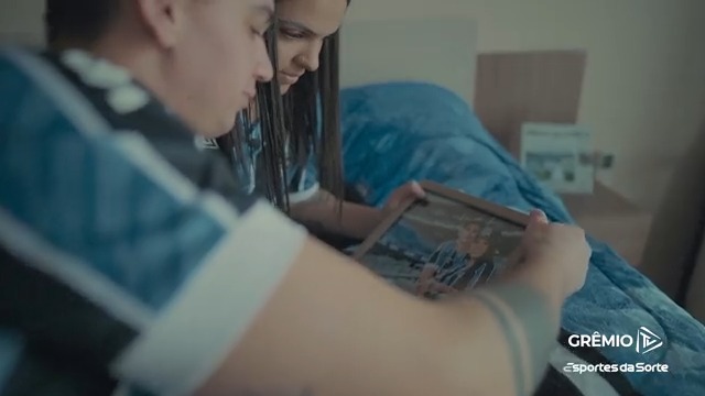 Grêmio é mais do que um time, é uma declaração de amor. É um sentimento tão profundo que transborda e se transforma em namoros, casamentos, famílias. O Esportes da Sorte nos ajudou a contar a história da Kerollen e do Gabriel, um exemplo dessa paixão imortal. #DiaDosNamorados 💙
