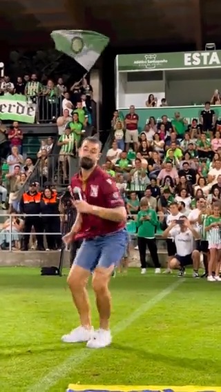 Levantó a la gente... ¡Y A SUS COMPAÑEROS! Juan Delgado, el delantero que lleva la música en la piel: sigue la fiesta del ascenso del Sanluqueño en España, con un baile IMPERDIBLE y hasta difícil de imitar. 🤣