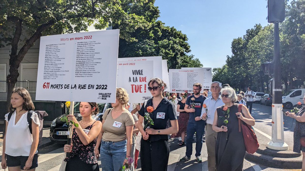 🔴 Hommage aux 611 morts de la rue en France en 2022. 49 ans en moyenne. 526 hommes. 80 femmes 5 enfants de moins de 5 ans. Manifestation silencieuse en cours à Paris.