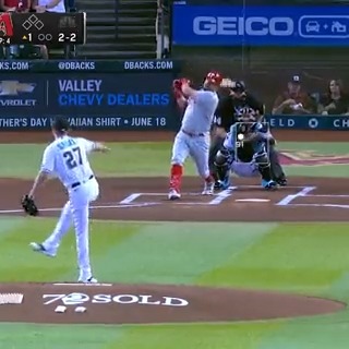 That's how you start a ballgame! A 450-ft Schwar💣.