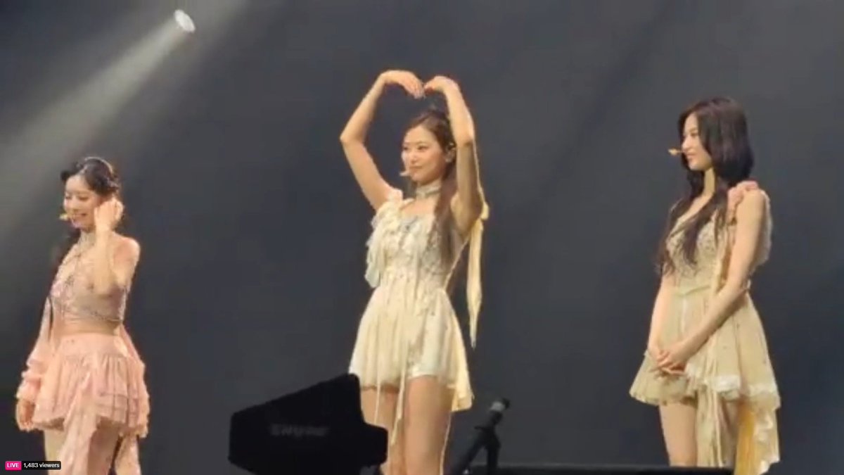 ONCEs singing happy birthday to Tzuyu 💝 Tzuyu: "Thank you ONCE, I'm so happy~" #TWICEinOakland #TWICE_5TH_WORLD_TOUR