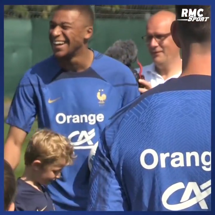 😂 Quand un gamin vient rencontrer Kylian Mbappé avec une casquette du Barça... Et provoque l'hilarité générale.