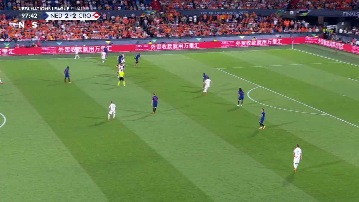 De vreugde is van korte duur. Bijlow verkijkt zich op een afstandsschot van invaller Petkovic, en Kroatië staat weer voor: 2-3. #nedkro #NationsLeague