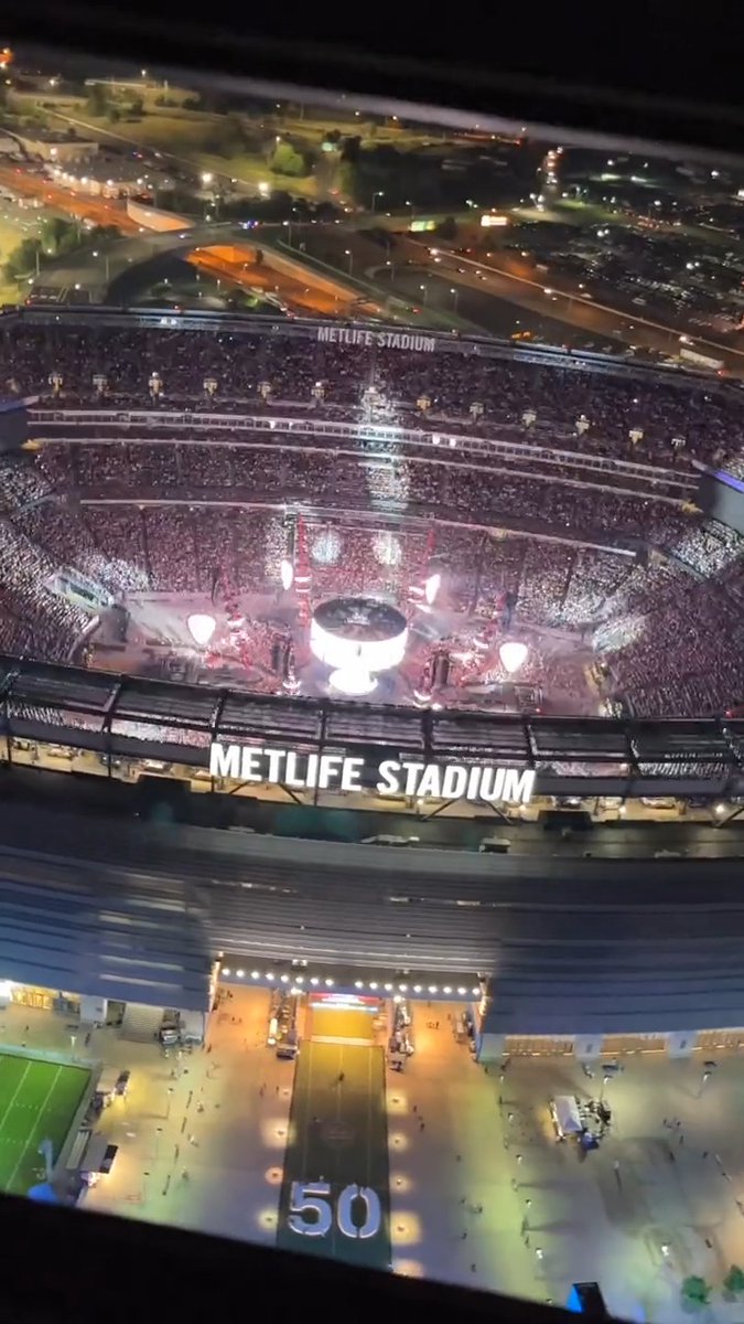 1, 2, 3, Sing 🤩 Listen to the setlist from MetLife Stadium here: