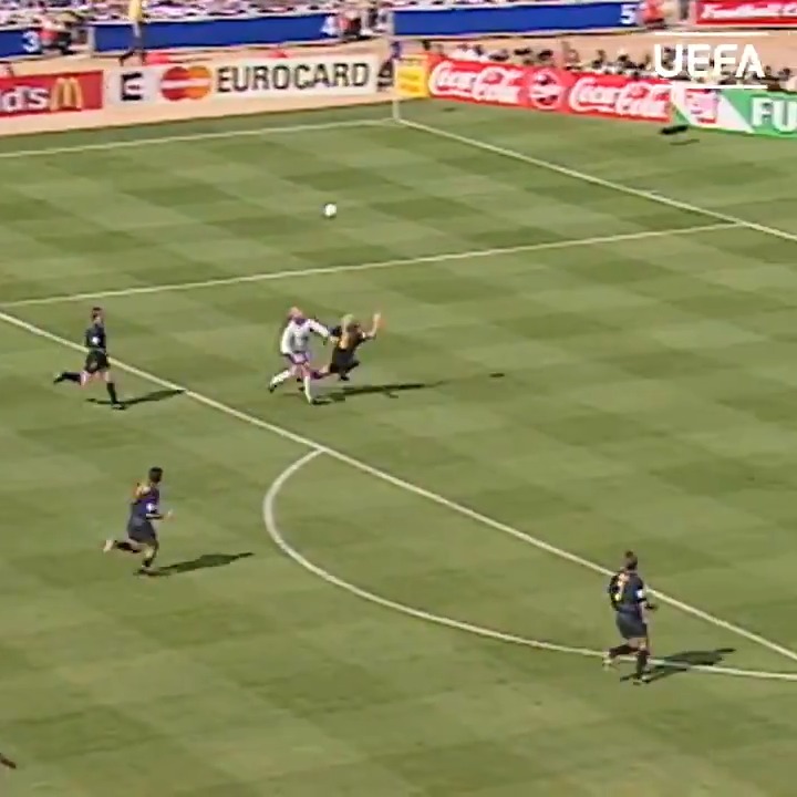 On this day, 27 years ago, Paul Gascoigne scored 𝗧𝗛𝗔𝗧 goal against Scotland - one of the most memorable goals in the history of the EUROs! 🚀🏴󠁧󠁢󠁥󠁮󠁧󠁿