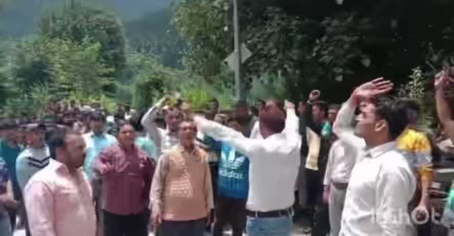 हिमाचल के चंबा में जिस बेरहमी से मनोहर की 8 टुकड़ों में काट कर जिहादियों ने मार डाला गया। उसके ख़िलाफ़ हिमाचल का हिंदू भी सड़कों पर आकार न्याय की माँग कर रहा है। “मनोहर हम शर्मिंदा है तेरे कातिल ज़िंदा है” आख़िर न्यूज़ चैनल से ये खबर ग़ायब क्यों है..?