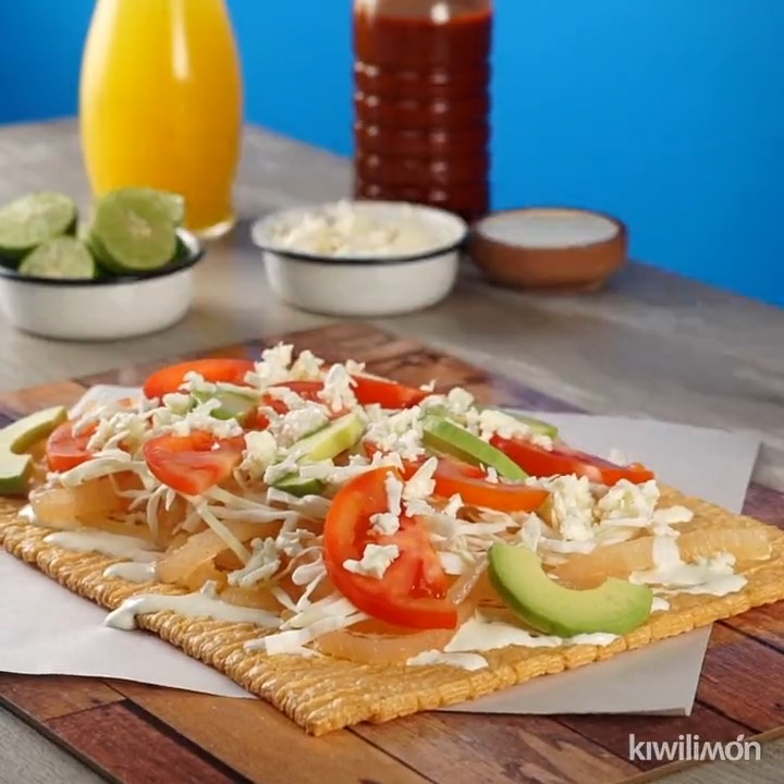 No te quedes con el antojo y prepara este chicharrón con cueritos, verduras, salsa y limón Receta 👉