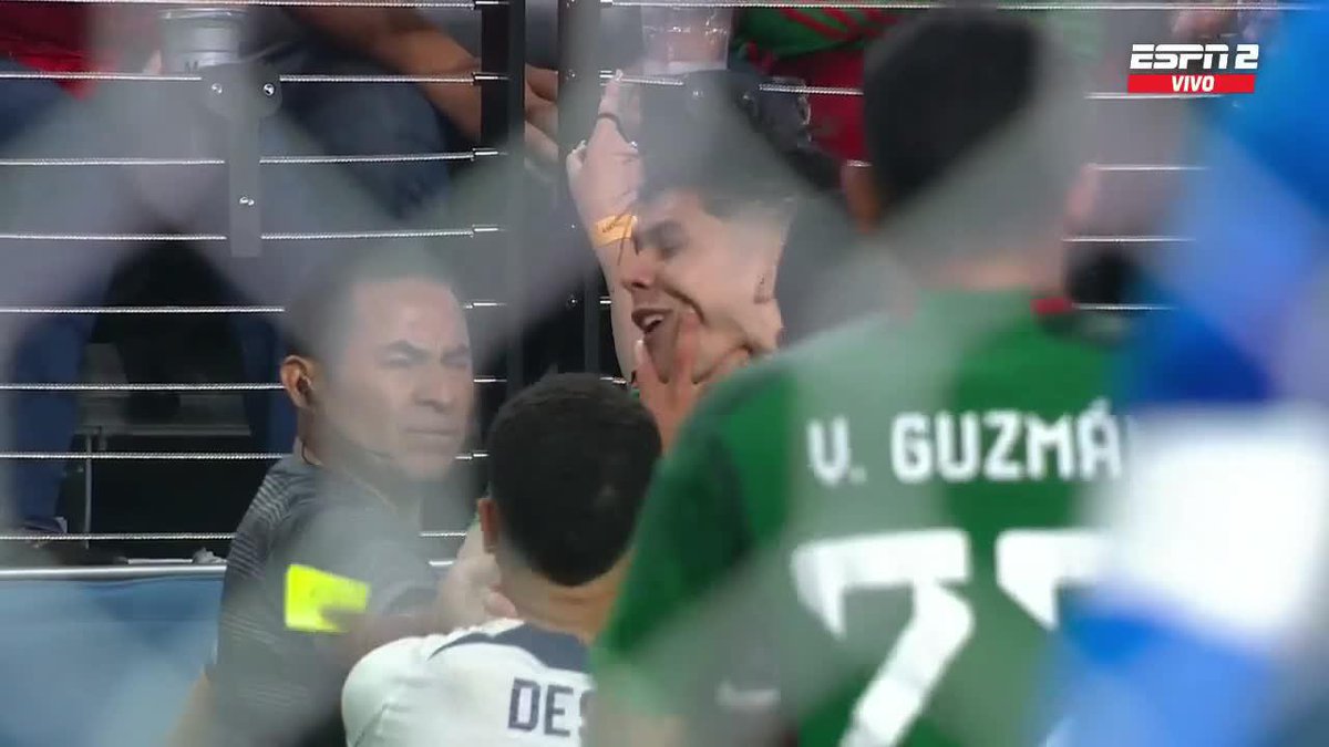 ¡¡OTRA PELEA, VUELAN VASOS Y DOS EXPULSADOS MÁS!! Arteaga y Dest se trenzaron en un Clásico de la CONCACAF que está siendo uno de los más picantes de los últimos tiempos. 📺 Mirá la CONCACAF Nations League en #ESPNenStarPlus