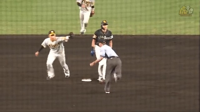 バズーカ炸裂!6回表、梅野選手が代走周東選手の盗塁を刺す! #hanshin #虎テレ #阪神タイガース #ARE