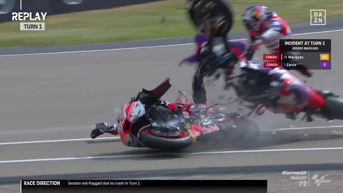 ¡NO PUEDE SER! 😨 Marc Márquez se fue al suelo en la curva 1... ... Y su Honda acabó arrollando a Johann Zarco. ¡LA DUCATI, DESTROZADA! 😔 #GermanGP 🇩🇪 #MotoGP 🏁