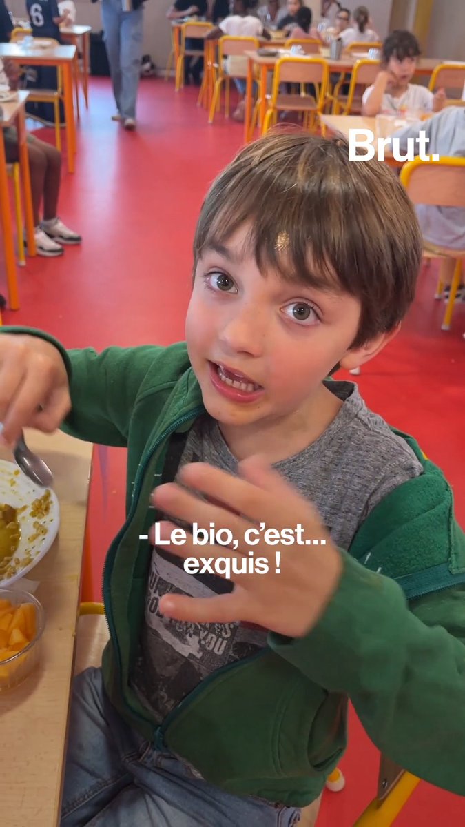 "Nous étions indignés par l'offre alimentaire dans les assiettes de nos enfants." Face à la colère de certains parents, cette école a remplacé les repas industriels par du 100 % bio, 100 % local et 100 % fait maison, pour le plus grand bonheur des enfants… et des cuisiniers.