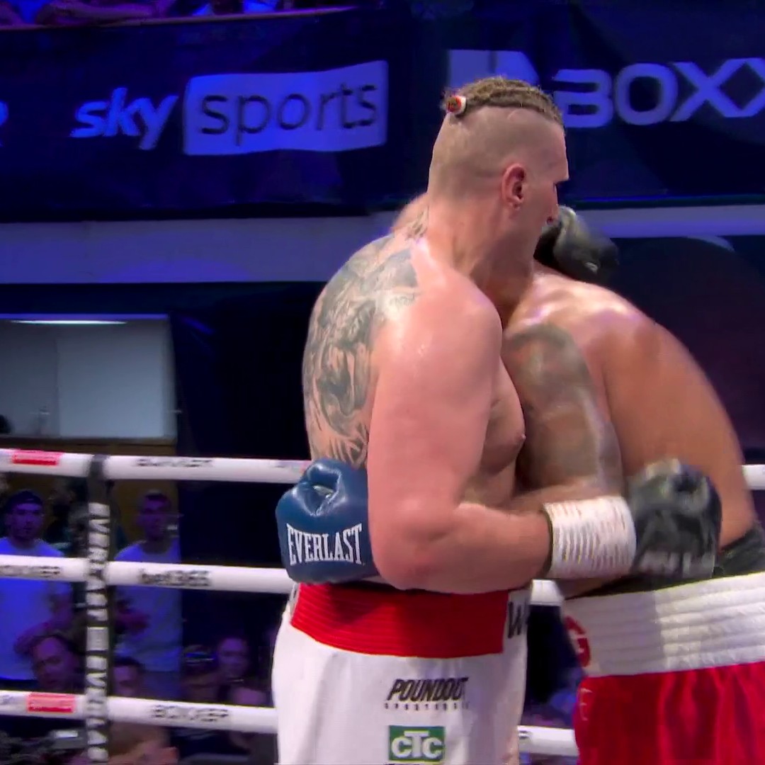 A little bit of argy-bargy at the end of the third round 👀 #ClarkeWach | @Boxxer