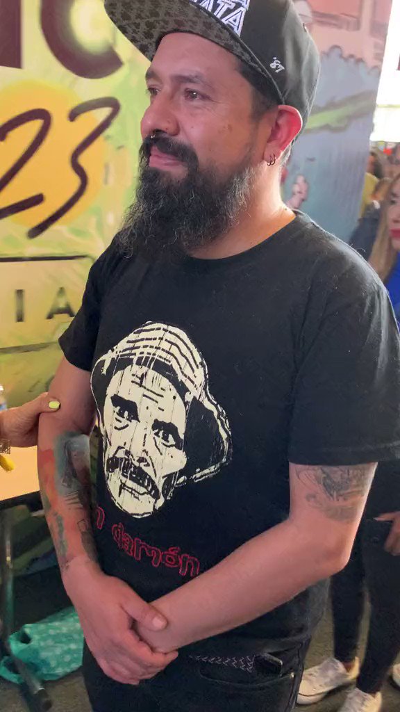 🚨VEJA: Homem fã do seriado “Chaves” se encontra com o Kiko, mostra tatuagem e se emociona.
