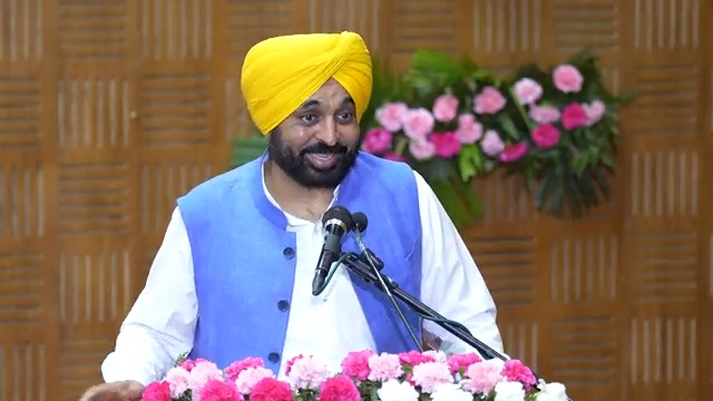 ਇੱਕ ਪਾਸੇ ਤਾਂ 70 ਸਾਲਾਂ ‘ਚ ਸਾਡੇ ਨੌਜਵਾਨਾਂ ਨੂੰ ਸਰਕਾਰੀ ਨੌਕਰੀ ਦਾ ਇੱਕ ਮੌਕਾ ਵੀ ਨਹੀਂ ਮਿਲਿਆ…ਦੂਜੇ ਪਾਸੇ ਹੁਣ ਇੱਕ ਸਾਲ ‘ਚ ਹੀ ਤਿੰਨ ਵਾਰ ਸਰਕਾਰੀ ਨੌਕਰੀ ਮਿਲ ਗਈ ਨੌਜਵਾਨ ਨੂੰ…ਇਹ ਰੰਗਲੇ ਪੰਜਾਬ ਦੀ ਹੀ ਝਲਕ ਹੈ…ਮਿਹਨਤ ਕਰੋ ਸਭ ਦੀ ਵਾਰੀ ਆਊਗੀ..ਕਿਸੇ ਦਾ ਹੱਕ ਨਹੀਂ ਰੱਖਾਂਗੇ..
