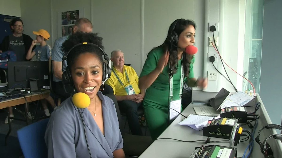 WHAT a moment! 🤯 We **think** Isa Guha and Ebony-Jewel Rainford-Brent MBE enjoyed that one. #BBCCricket #Ashes