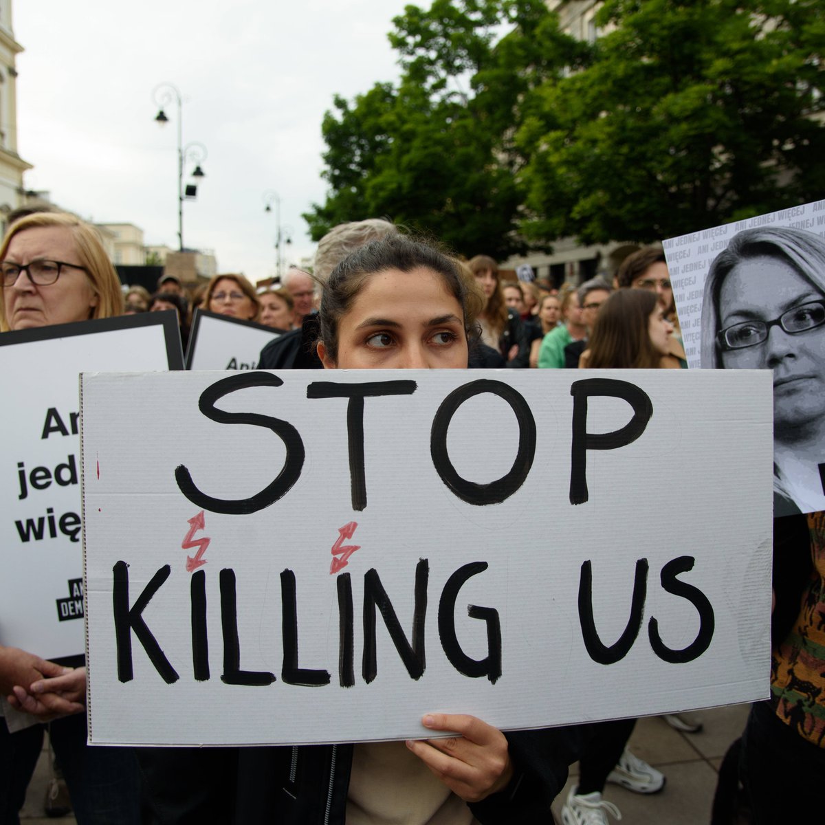 "No one should die because of religious fanaticism." The death of a pregnant woman in Poland has sparked demonstrations across the country against the country's strict anti-abortion laws.