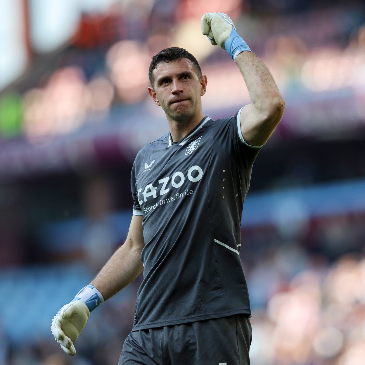 Aston Villa armó este compilado de 5 minutos con las mejores atajadas del Dibu Martínez en la última temporada de Premier League. Una bestialidad. 🇦🇷🚬
