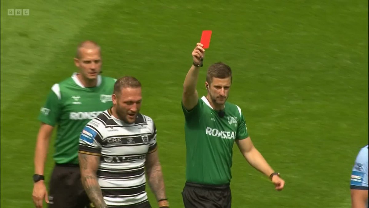 Wow. Josh Griffin has been sent off by Chris Kendall after the half-time hooter for Hull FC 🔴 Where did that come from? 📲 Watch on BBC iPlayer and BBC One #BBCRL