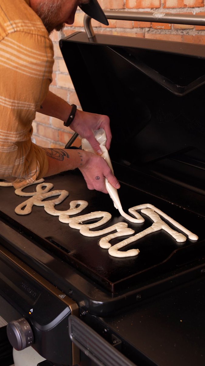 Pancake art made easy on the Flatrock 🎨🔥 The Flatrock's triple U-burner design ensures consistent heat distribution across every inch of the grill surface. Say goodbye to hot spots and hello to pancake perfection! Find out more about the Flatrock: