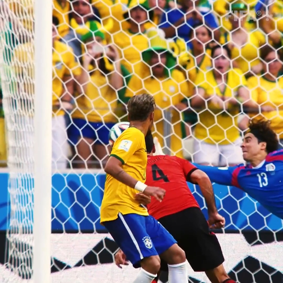 🧤 Hoy hace 9 años, Guillermo Ochoa 🇲🇽 tenía una actuación 𝐌𝐄𝐌𝐎RABLE en la #CopaMundialFIFA ante Brasil en su casa. 🇧🇷 Guillermo Ochoa | Selección Nacional