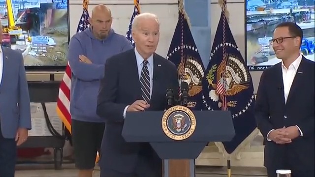 Biden makes a bizarre joke to crickets in the audience, then asks, "Alright, where we going?" 😬