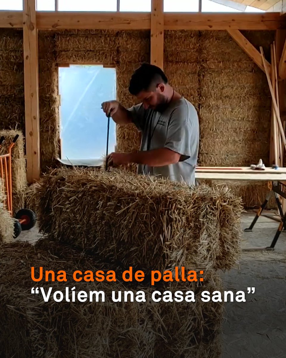 Viuen en una casa de palla. El Sergi se la va autoconstruir durant la pandèmia amb palla i fusta i fa dos anys que hi viu amb la família: “És una casa sana, s’hi està molt bé.” Diu que està molt ben aïllada i la despesa en energia és mínima. És al Berguedà