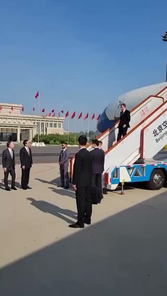 连红地毯都舍不得铺，对堂堂的国务卿如此吝嗇，应该是刻意为之，这不太符合大国奢华的接待规格，看来国务卿享受不到比尔盖茨的待遇。