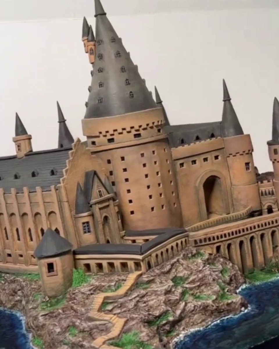 This Hogwarts cake might be the world's most delicious school of witchcraft and wizardry 🎥 See more from this creator here The Bakeking and on Instagram @/the_bakeking