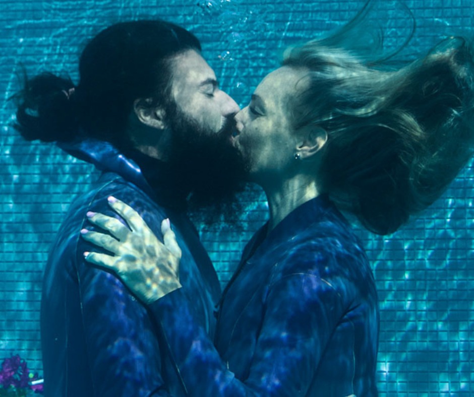 How long can these lovebirds hold this kiss underwater? 😘