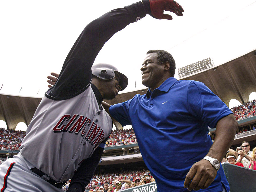 #FathersDay, 2004: Ken Griffey Jr. makes Senior's day even more special by hitting his 500th career home run. #RedsVault