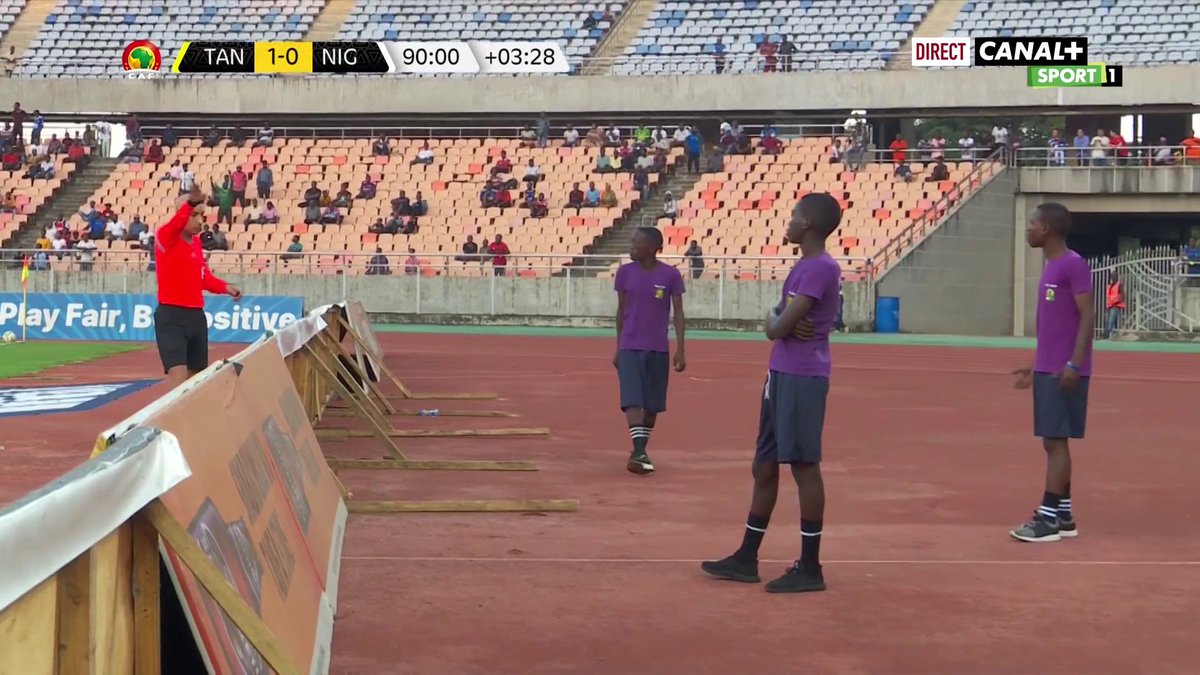 Qualif #CAN2023 : Fin de match chaotique entre la Tanzanie 🇹🇿 et le Niger 🇳🇪 ! Les ramasseurs de balles sont expulsés par l'arbitre ! 🤯