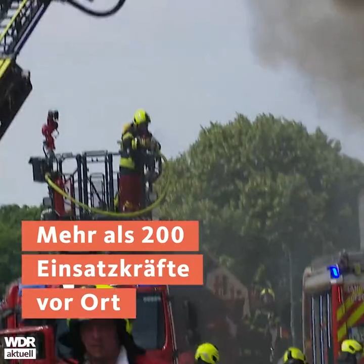 Beim Großeinsatz in Sankt Augustin sind offenbar zwei erfahrene Feuerwehrleute ums Leben gekommen. Der Brand war am Vormittag in einem Motorradgeschäft ausgebrochen.