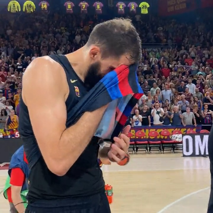 🥲 Los ojos llorosos, las emociones a flor de piel, la piel de gallina... Así se EMOCIONABA Nikola Mirotic escuchando al Palau Blaugrana. #PlayoffLigaEndesa | Barça Basket