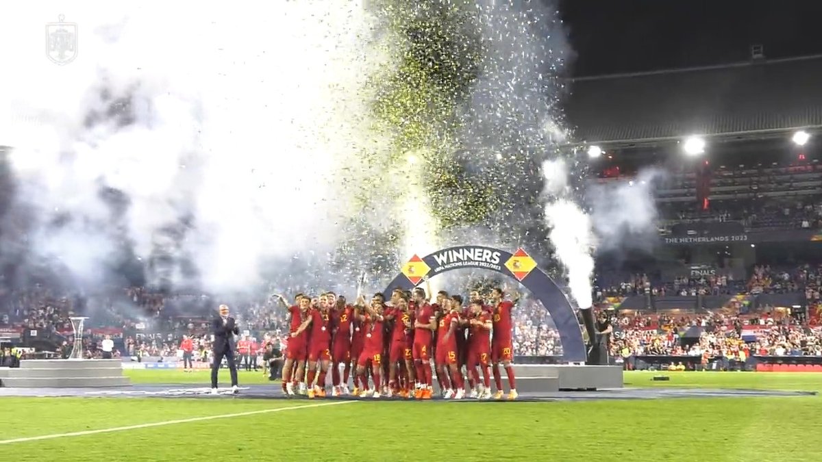 😜 Sabemos que queréis revivir este momento mil veces... 🏆 ¡¡La #NationsLeague al cielo de Róterdam!! #VamosEspaña | #NationsLeague