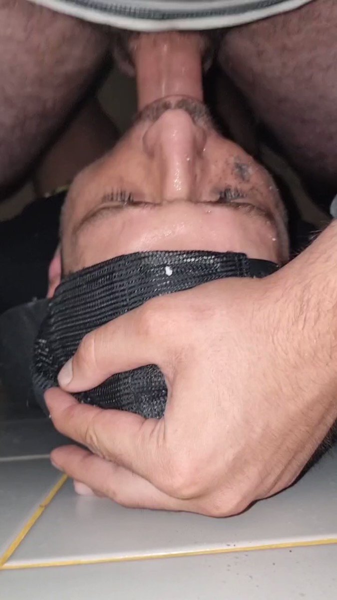 Une chienne en manque qui savoure le plaisir de se faire utiliser sa bouche comme un simple trou ! Et le son d'une gorge qui travail 🤤 Encore du progrès à faire ! Mais que c'est bon ! A qui le tour ? #slave